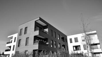 Fragment von das Gebäude Fassade mit Fenster und Balkone. modern Wohnung Gebäude auf ein sonnig Tag. Fassade von ein modern Wohn Gebäude. schwarz und Weiß. foto