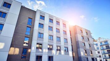 modern Wohnung Gebäude im sonnig Tag. Außen, Wohn Haus Fassade. Wohn Bereich mit modern, Neu und stilvoll Leben Block von Wohnungen. foto