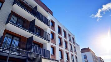 modern Wohnung Gebäude im sonnig Tag. Außen, Wohn Haus Fassade. Wohn Bereich mit modern, Neu und stilvoll Leben Block von Wohnungen. foto