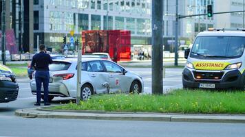 Warschau, Polen. 11 April 2024. Polizei und Krankenwagen beim das Szene. Rettung Fahrzeuge auf das Seite? ˅ von ein Auto Unfall. foto