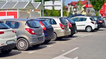 Autos im das Parkplatz Menge foto