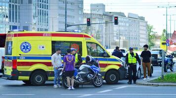 Warschau, Polen. 11 April 2024. Polizei und Krankenwagen beim das Szene. Rettung Fahrzeuge auf das Seite? ˅ von ein Auto Unfall. foto