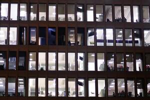 modern Büro Gebäude beim Nacht. Nacht Beleuchtung, Stadt Büro Gebäude Innenstadt, Stadtbild Aussicht foto