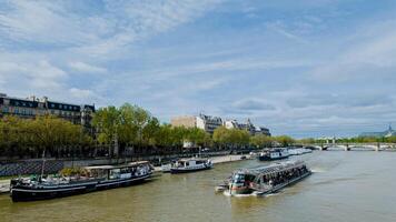 szenisch Aussicht von das Seine Fluss mit Tour Boote und Pariser die Architektur, Ideal zum reisen, Tourismus, und Französisch Kultur Themen foto