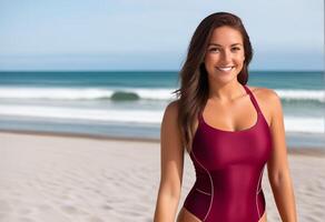 lächelnd jung Frau im ein Burgund Badeanzug Stehen auf das Strand mit Wellen im das Hintergrund, hervorrufen Sommer- Urlaube und Strandkleidung Mode Konzepte foto