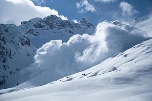 Abstammung von ein enorm Lawine von das Berg, Winter Natur Landschaft foto