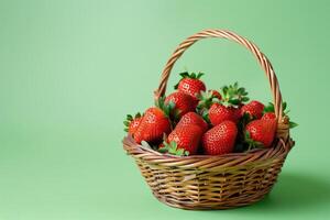Korb von organisch Erdbeeren isoliert auf ein Sanft Grün Gradient Hintergrund foto