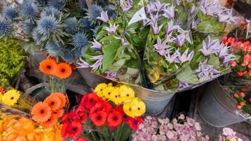 Vielfalt von frisch bunt Blumen beim ein Markt, Ideal zum Mütter Tag oder International Damen Tag Blumensträuße und Frühling Feierlichkeiten foto