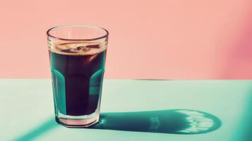 kalt schwarz Kaffee Glas mit reichlich Kopieren Raum auf Pastell- Hintergrund foto