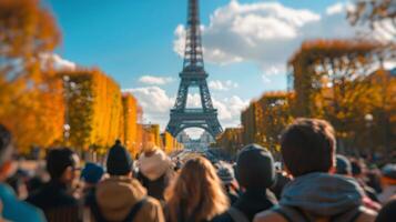 aufgeregt Zuschauer im ein Menge von das verschwommen Eiffel Turm Hintergrund foto