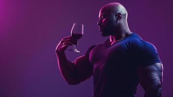 silhouettiert muskulös afrikanisch amerikanisch Mann genießen ein Glas von rot Wein gegen ein beschwingt lila Hintergrund, symbolisieren Feier und Luxus Lebensstil foto