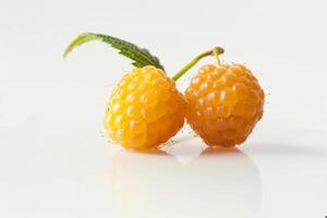 Paar von golden Himbeeren, Selten finden, Sanft Fokus auf ein Weiß Hintergrund foto