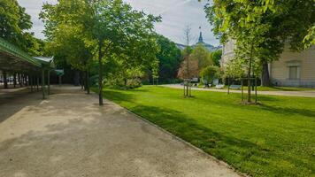 still städtisch Park mit üppig Grün und ein Gehen Weg, Ideal zum Frühling und Erde Tag Hintergründe, fördern draussen Aktivitäten und mental Gesundheit Bewusstsein foto