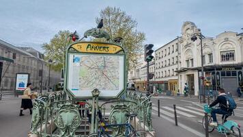 Frühling Tag beim ein traditionell Kunst Jugendstil Metro Bahnhof im Paris, Frankreich, mit Fußgänger und Radfahrer, gefangen auf April 14., 2024, verbunden zu städtisch Reise foto