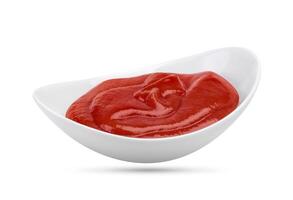 Ketchup oder Tomate Soße Schüssel isoliert auf Weiß foto