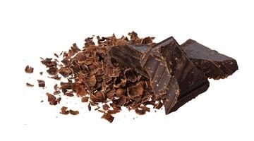 gebrochen Schokolade. Haufen von Boden und gerieben Schokolade isoliert auf Weiß Hintergrund foto