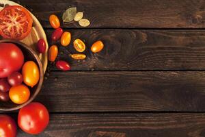 Tomaten auf hölzern Tabelle Hintergrund, oben Aussicht foto