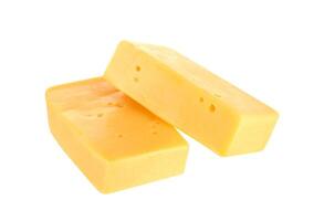 Stück Käse lokalisiert auf weißem Hintergrund foto