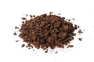 gerieben Schokolade. Stapel von Boden Schokolade isoliert auf Weiß Hintergrund, Nahansicht foto
