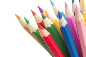 farbig Bleistifte Nahansicht isoliert auf Weiß foto