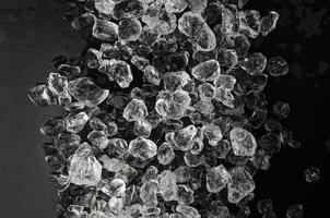 Stücke von Crushed Ice auf schwarzem Hintergrund foto