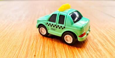 Spielzeug Autos im das gestalten von ein Grün Taxi. geeignet zum Jungs foto