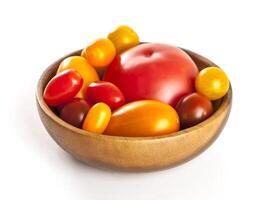 Vielfalt von Tomaten isoliert, mehrfarbig Tomaten isoliert auf Weiß Hintergrund. foto