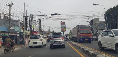 Westen Java im April 2019. Rückseite Aussicht von Motorräder und Autos im ein arteriell Straße Marmelade. wann der Verkehr Marmeladen. foto