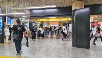 Kyoto, Japan auf Oktober 1, 2023. Eingang und Ausfahrt Tore von ein Bahnhof Das werden Tafel das Abonnieren Linie. foto