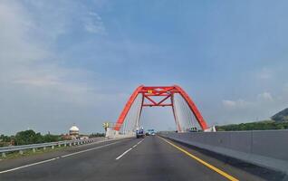 Batang, Indonesien auf März 8 2023. das Kalikuto Brücke ist das Neu Symbol von das Semarang batang Maut Straße. t foto
