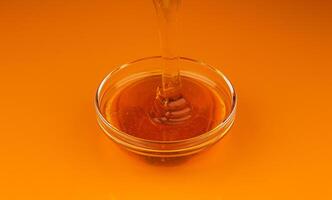 Gießen Honig isoliert auf Gold farbig Hintergrund mit Ausschnitt Pfad foto
