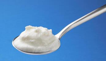 frisch geronnen Milch, hausgemacht sauer Joghurt im Löffel foto