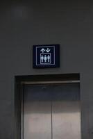 Aufzug oder Aufzug Zeichen Planke, mit Blau und Weiß Linien foto