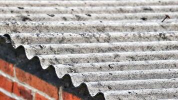 Asbest Dach Fliesen Das haben gestartet zu werden hässlich, ursprünglich grau im Farbe sind beginnend zu Show schwarz Flecken. foto