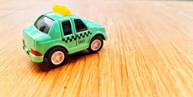 Spielzeug Autos im das gestalten von ein Grün Taxi. geeignet zum Jungs foto