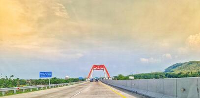 Batang, Indonesien auf März 8 2023. das Kalikuto Brücke ist das Neu Symbol von das Semarang batang Maut Straße. t foto