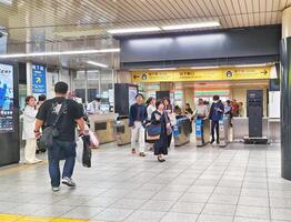 Kyoto, Japan auf Oktober 1, 2023. Eingang und Ausfahrt Tore von ein Bahnhof Das werden Tafel das Abonnieren Linie. foto
