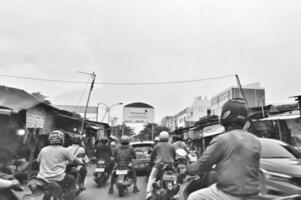 bekasi, Indonesien auf Januar 9 2024. das zurück Tür von das unabhängig Stadt von Harapan indah foto