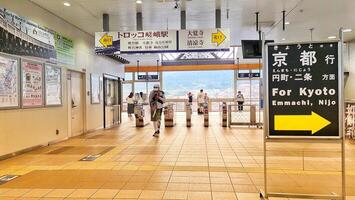 Kyoto, Japan auf 1 Oktober 2023. Touristen sind Gehen beim das Saga Arashiyama Zug Bahnhof foto