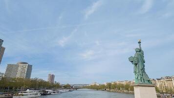 Statue von Freiheit Replik mit Blick auf das Seine Fluss auf ein klar Frühling Tag im Paris, Frankreich, symbolisieren Franco amerikanisch Freundschaft, April 14., 2024 foto