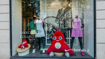 Sport Mode Schaufenster Anzeige mit Abonnieren Sammlung mit Tennis inspiriert Schaufensterpuppen, Schuss im Paris, Frankreich, auf April 14., 2024, während das Frühling Jahreszeit foto