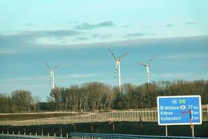 Österreich, Straße zu Wien von Bratislava - - 14.01.2024 Wind Bauernhof Park Nächster zu ein Straße im Österreich im sonnig Wetter foto