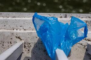 Blau Plastik Tasche hängend auf das Geländer von elisabeth Brücke Über Donau Fluss im Budapest. Müll im das Stadt. Umwelt Verschmutzung Konzept. ökologisch Katastrophe, Katastrophe. selektiv Fokus foto