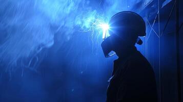 das heftig Blau Weiss Licht von das Schweißen Fackel Abgüsse ein faszinierend glühen um das Arbeitskräfte Helm foto