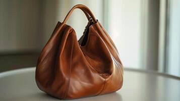 ein minimalistisch Hobo Tasche im butterartig Sanft Leder mit subtil Kontrast Nähen und ein lässig mühelos Silhouette foto