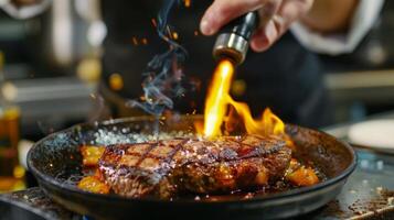 ein Koch mit ein Lötlampe zu karamellisieren das Spitzen von ein perfekt angebraten Steak foto