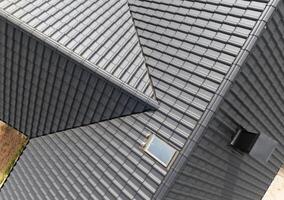 Neu Haus Dach gemacht von schwarz Dach Fliesen foto