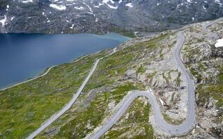 szenisch norwegisch Berge Straßen foto