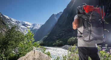 Mann erkunden norwegisch Vestland Gletscher mit ein Rucksack foto