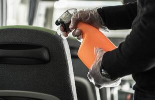 Trainer Bus Inhaber Desinfektion und Reinigung Fahrzeug Sitze foto